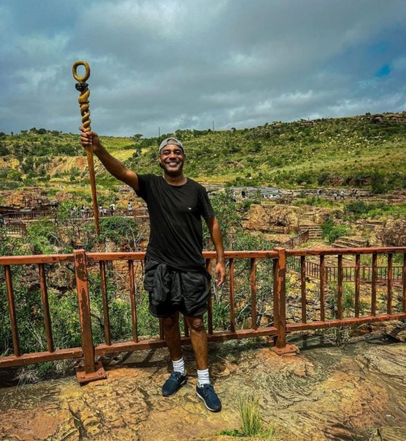Ele se define como a “personificação do brasileiro que não desiste e que, com alegria e sabedoria, segue transformando sua trajetória”.