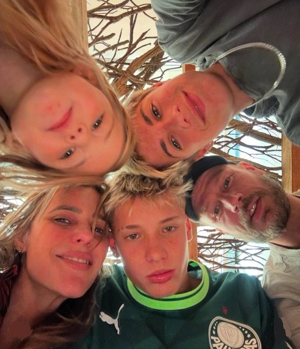Recentemente, ele publicou um clique raro em seu Instagram mostrando seus três filhos com Fernanda Lima: João, Francisco e Maria Manoela.