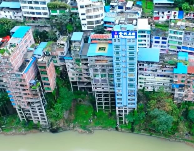 Esse cenário único é reforçado com prédios grandes e modernos que criam a sensação de estar em um filme distópico.