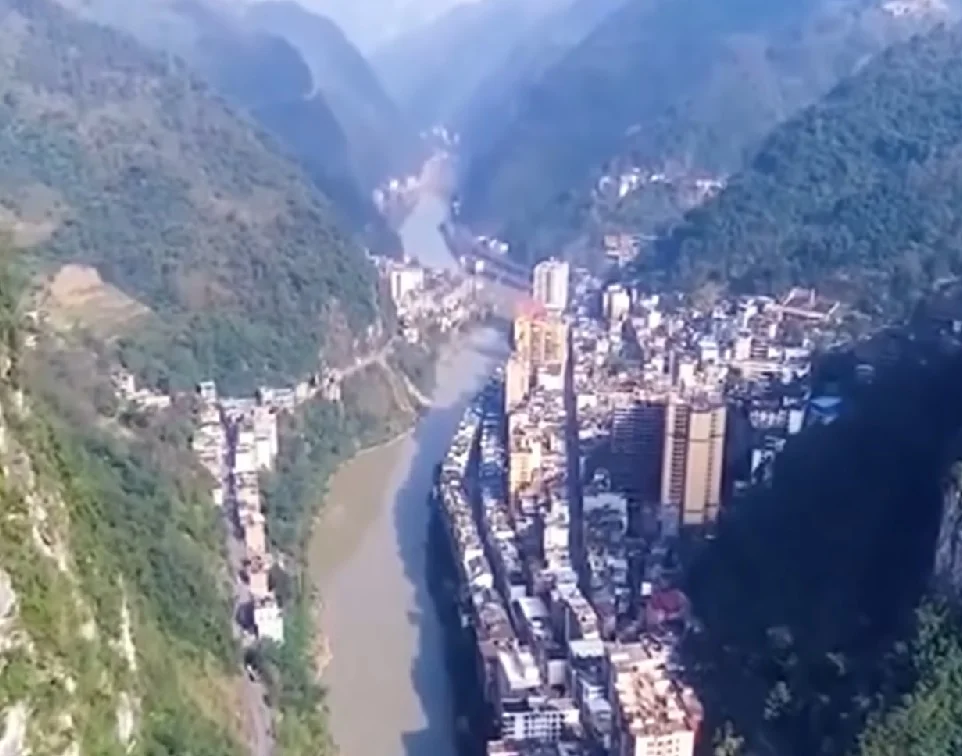 Cenários exóticos costumam atrair a atenção de curiosos. Na China, a cidade  de Yanjin gera muita curiosidade por ser  