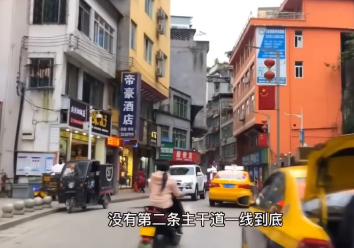 O idioma principal falado em Yanjin é o chinês mandarim, mas também são falados dialetos locais das minorias étnicas.