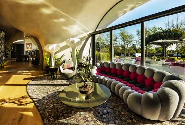 Além disso, grandes janelas permitem a entrada de luz natural, alinhando o ambiente com a área externa e exigindo menor consumo de energia. 