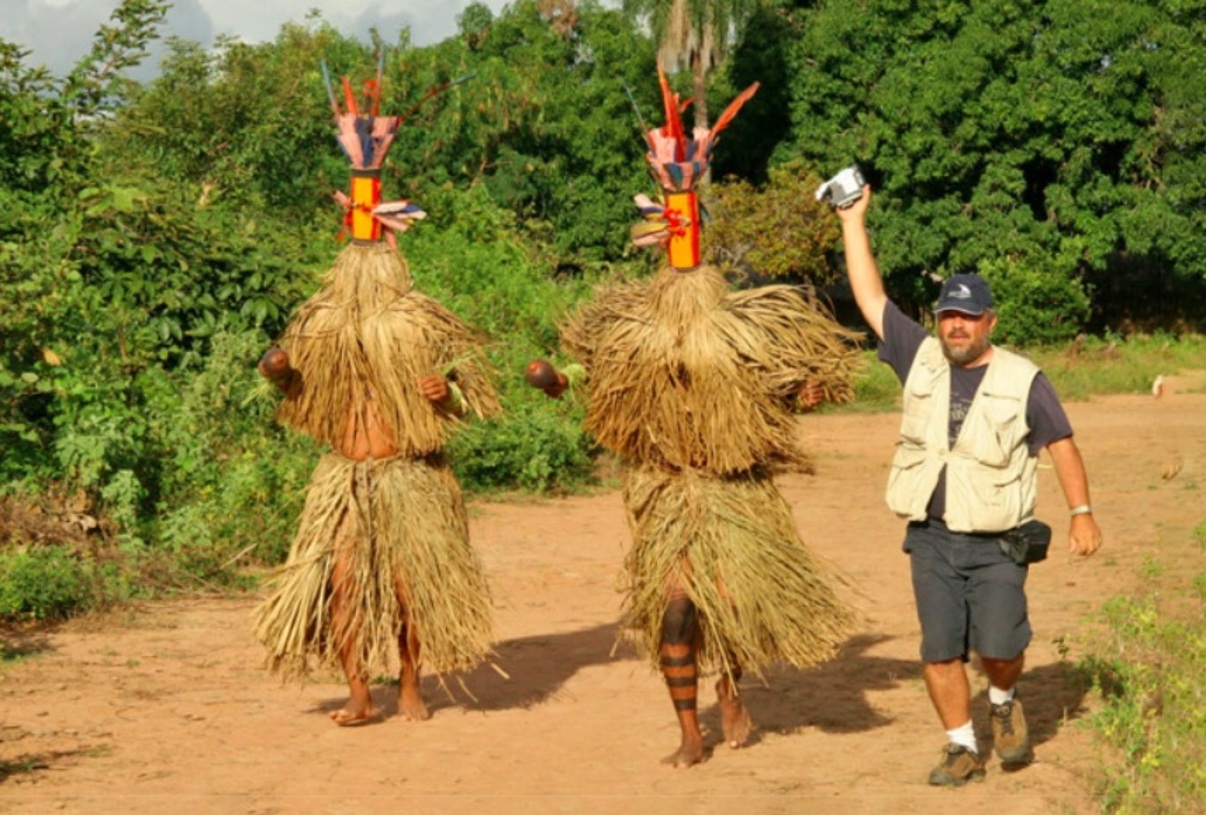 A ilha também é lar de comunidades indígenas que vivem de forma tradicional no local.