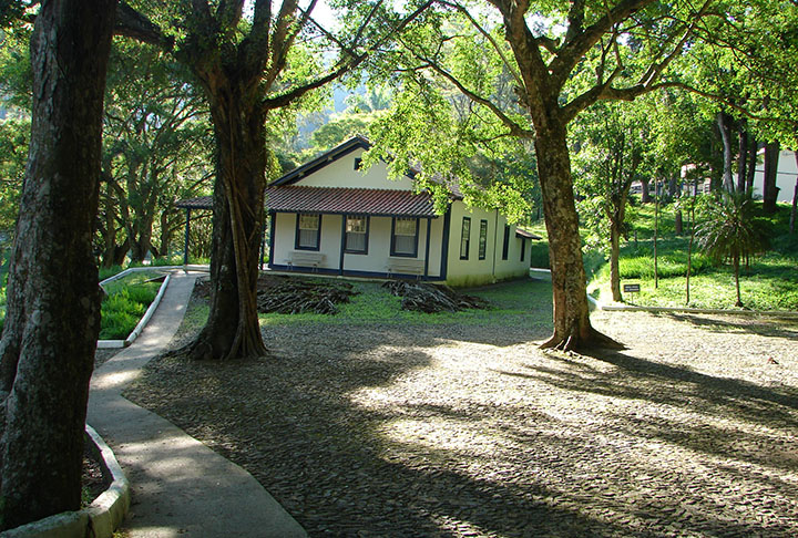 A casa onde ele nasceu tornou-se o Museu de Cabangu , que conserva objetos pessoais e fotografias do aviador brasileiro.