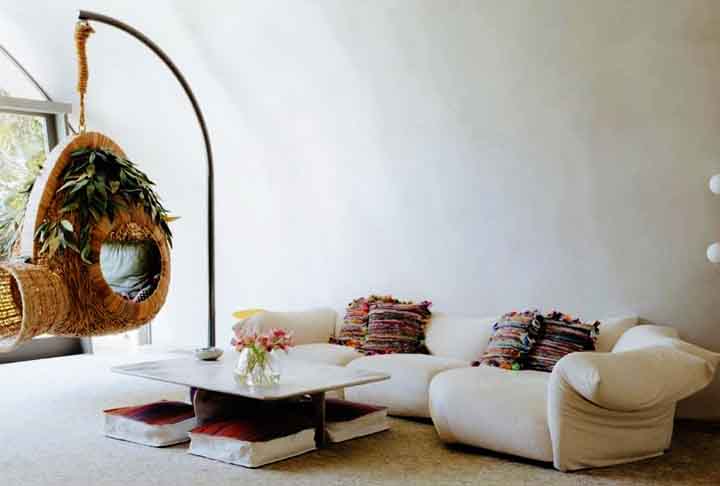 A beleza e a delicadeza das formas da mansão do ator - assim como de outras construções nesse estilo - geralmente combinam com um ambiente em que prevalece  conforto associado à funcionalidade.