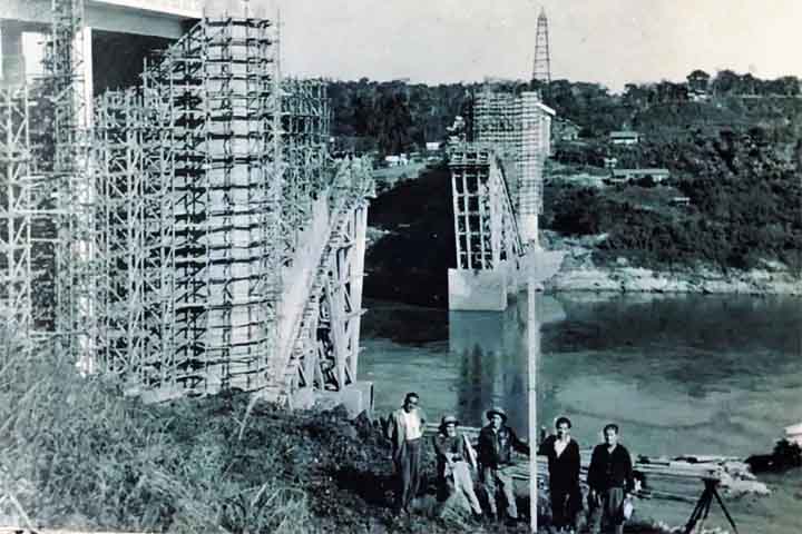 A Ponte da Amizade simboliza as relações econômicas, sociais e históricas entre Brasil e Paraguai. 
