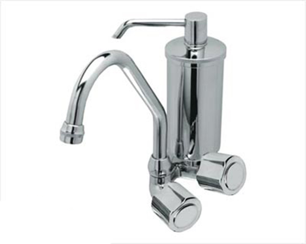 Torneira com filtro: Outra opção é a torneira com filtro acoplado. A principal vantagem é a conveniência de ter água filtrada diretamente na torneira, eliminando a necessidade de comprar água engarrafada ou instalar sistemas de filtragem separados.