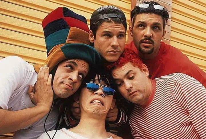 Os integrantes Dinho, Bento Hinoto, Samuel Reoli, Sério Reoli e Júlio Rasec criaram uma forma diferente de lidar com a música - focada em piadas com eles mesmos e com situações.  