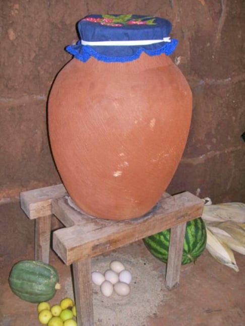 O matka lembra a moringa de barro,  recipiente feito de argila ou cerâmica, destinado ao armazenamento e resfriamento de água, muito utilizado em áreas rurais do Brasil. Alguns indianos - e também brasileiros - usam um pano umedecido sobre o pote de barro para ajudar a manter a temperatura baixa. 
