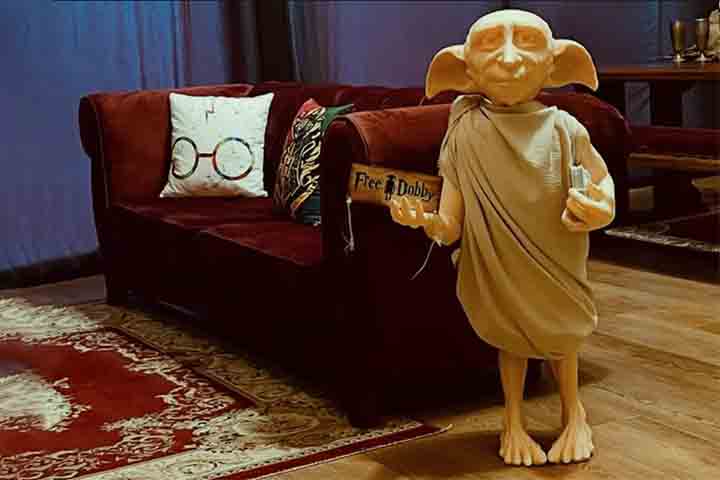 As almofadas são personalizadas e tem até um boneco do personagem Dobby em tamanho real!