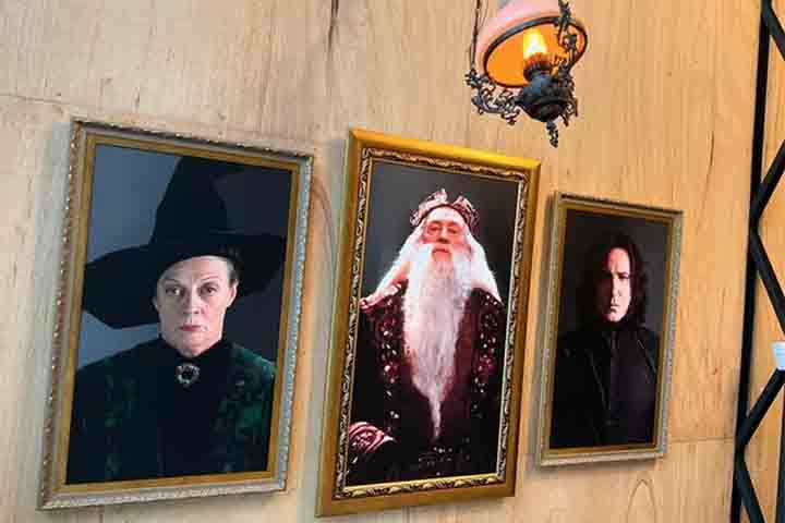 Também é possível explorar ambientes decorados com referências a personagens icônicos, como Dumbledore, Snape e Minerva McGonagall.
