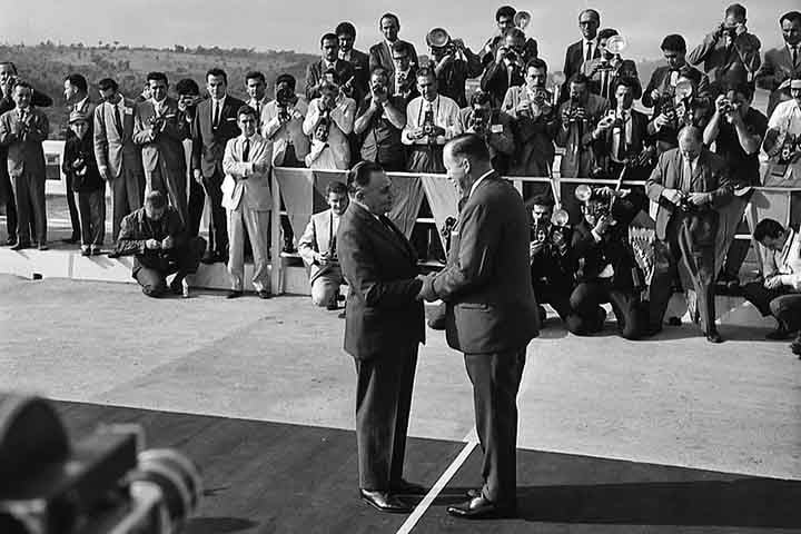 Em 1956, um evento reuniu os então presidentes de Brasil, Juscelino Kubitschek, e Paraguai, Alfredo Stroessner, para anunciar a construção da ponte. Na inauguração, o Brasil era presidido pelo general Castello Branco (foto), o primeiro do período da ditadura militar. 
