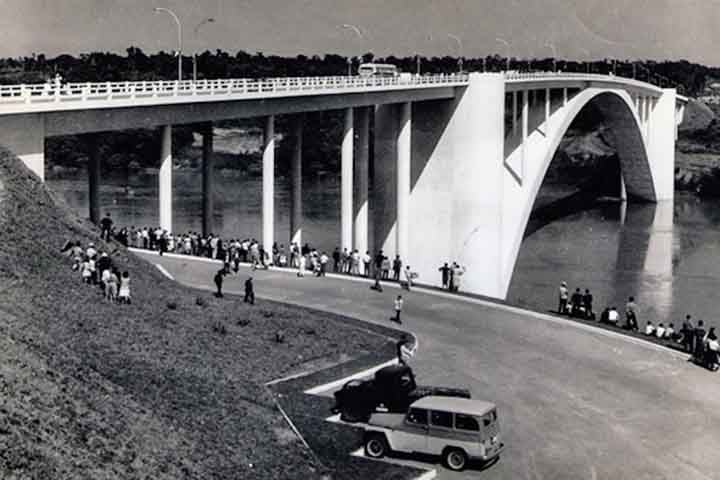 Essa ligação terrestre aumentou a importação de mercadorias brasileiras para o Paraguai e também fez de Cuidad del Este um destino pujante de compras. 
