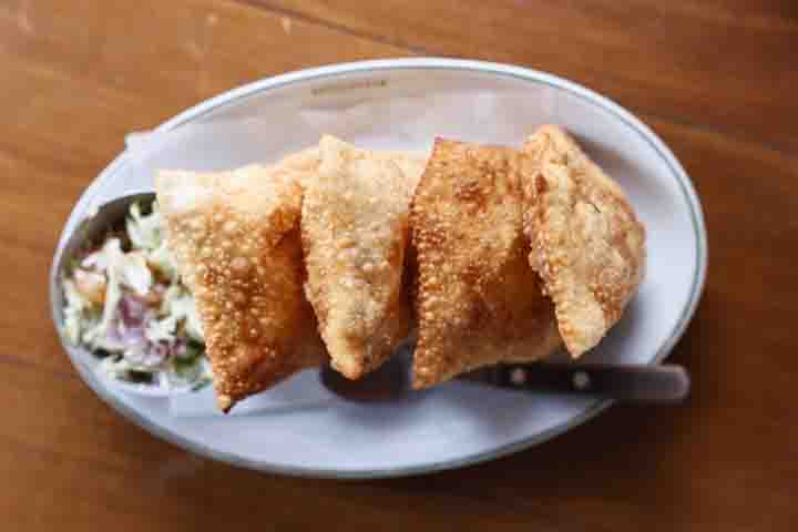 O pastel tem origens incertas, com influências chinesas, portuguesas e japonesas, mas foi no Brasil que ele ganhou sua cara mais conhecida: massa crocante, frita na hora, recheada com os mais variados ingredientes — carne, queijo, frango, pizza, chocolate, doce de leite, entre muitos outros.