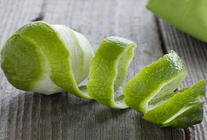 Já as cascas são ótimas para fazer adubo natural para plantas. Elas também possuem um óleo especial que pode ser utilizado na indústria de perfumes e produtos de limpeza. Além de ser um conservante natural, ou seja, prolonga a vida útil de outros alimentos.