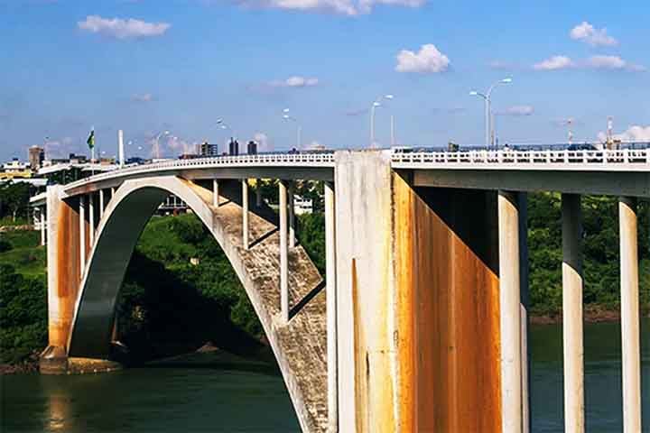 A solução foi construir um arco de concreto armado, resultando em um vão livre que foi o maior do mundo à época.
