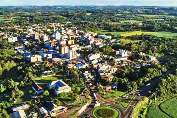 A cidade também é conhecida por suas festividades, como a Romaria da Terra e a Deutscher Abend (Festa da Cultura Alemã), realizada em outubro.