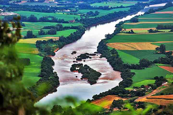 O município também é conhecido por suas belezas naturais, como o Rio Taquari, que corta o município e oferece opções de lazer e pesca. 