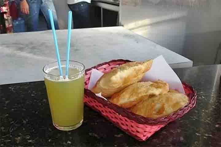 Juntos, os dois formam uma refeição rápida, barata e extremamente popular. Além do apelo gastronômico, pastel e caldo de cana têm um papel social muito forte. 