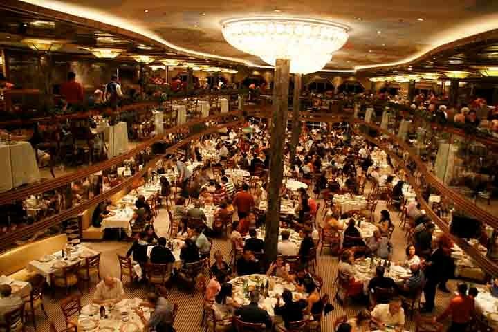 A produção acerta ao deixar claro que, por trás dos brilhos e promessas de descanso absoluto, existe uma engrenagem que pode falhar - e quando isso acontece, as consequências podem ser sérias.