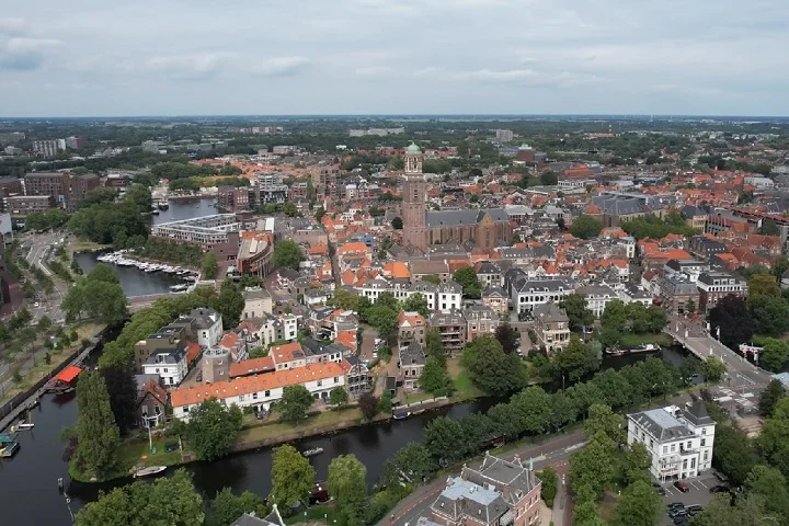 Com o PlasticRoad, Zwolle se torna um exemplo de como tradição e inovação podem caminhar juntas, oferecendo um modelo inspirador de cidade sustentável, inteligente e acolhedora.