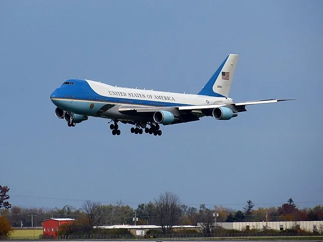 Fora da Rússia, há quem chame o avião presidencial russo de Putin Force One, numa brincadeira já que o avião do presidente americano (foto) se chama Air Force One. 