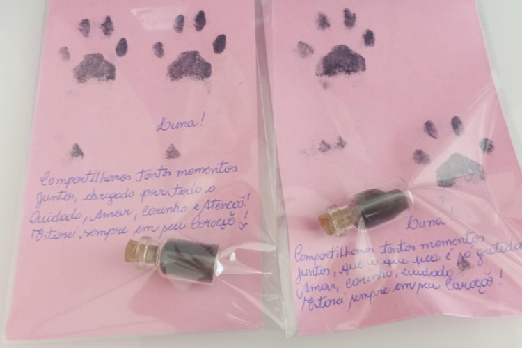 "Quando ela (Luna) se foi, deram pra mim e pro meu marido cartinhas com a impress&atilde;o das patinhas dela e um potinho com um pelinho. Tudo com muito cuidado.", conta a tutora de Luna. 