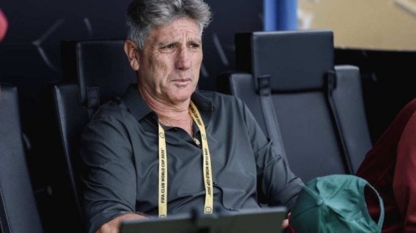 Renato Gaúcho, comandante do Tricolor das Laranjeiras, causou confusão por retardar reinício de jogo e recebeu cartão amarelo no episódio 