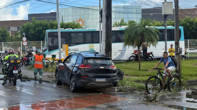 Devido a colisão, alguns clientes da região estão com o fornecimento de energia afetado. Equipes da Enel estão no local para realizar a troca do poste ainda nesta terça-feira, 1º 