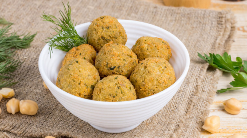 Bolinho de grão-de-bico e atum (Imagem: Ratov Maxim | Shutterstock)