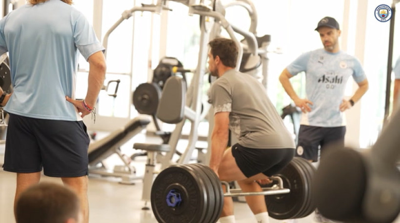 Aké, Stones e Khusanov treinam na academia do Manchester City