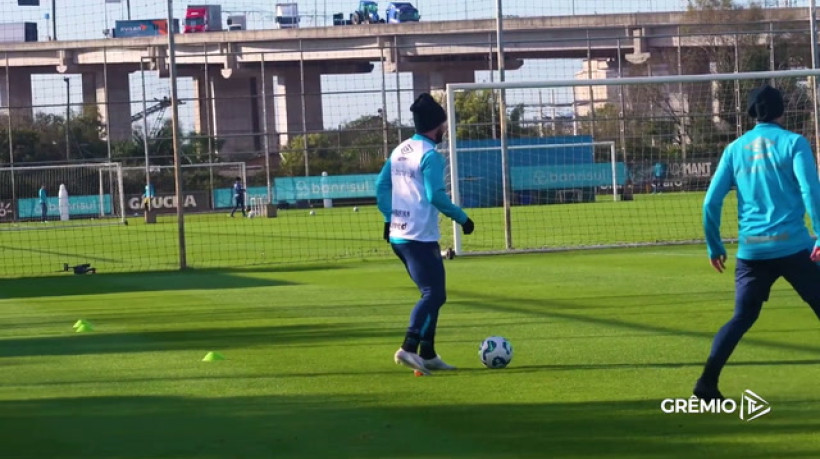 Grêmio faz treino técnico com muitas finalizações