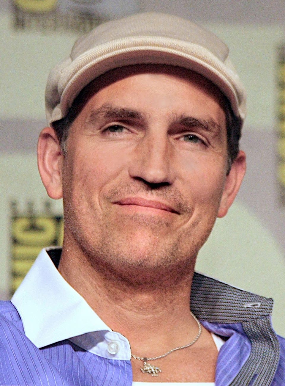 Nascido em 26 de setembro de 1968 em Mount Vernon, Washington, James Patrick Caviezel Jr começou a carreira em 1991, seguindo o rumo da mãe, atriz de teatro. Ele chegou a jogar basquete no colégio e pensava em seguir carreira esportiva, mas uma lesão no pé o afastou desse caminho. 