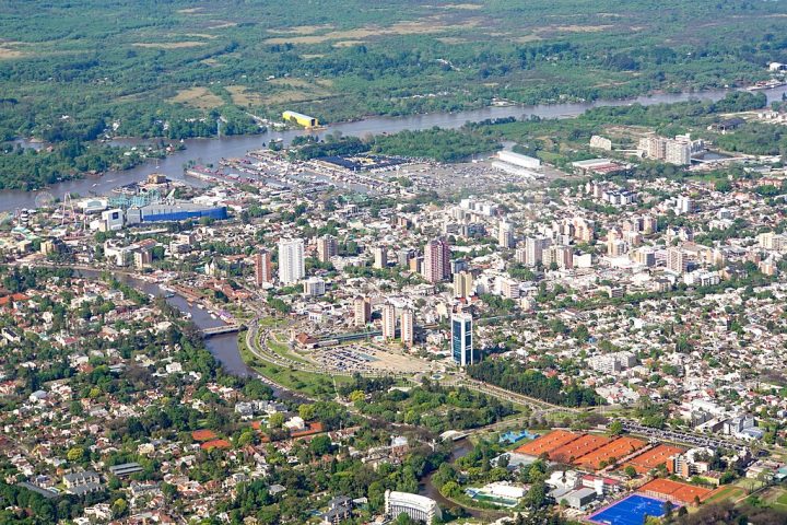 A cidade de Tigre, localizada na entrada do delta, é um dos principais pontos turísticos da região.