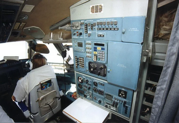 Possui também controle de radar, eletrônico, eletro-ótico e visual. Todo o equipamento é duplicado para lidar com contingências inesperadas. E tem um botão nuclear. 