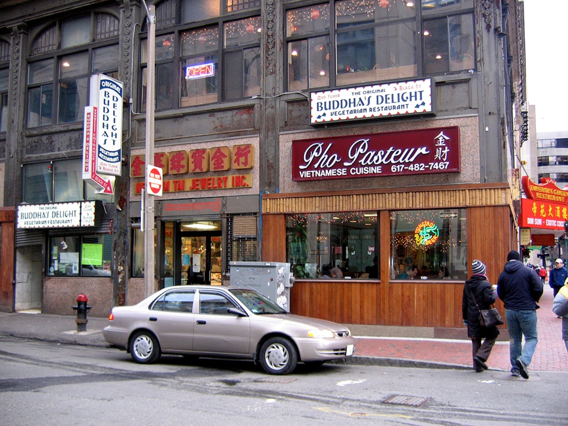 O último censo (2018-2022) do país, porém, não sugere esse risco. De acordo com os dados coletados, 78,3% dos americanos falam somente o inglês em casa. E 61% dos falantes de espanhol dominam a língua inglesa. 