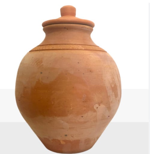 Além de filtrar a água, muitos fazem questão de manter a temperatura agradável. E nisso o barro ajuda muito. Uma dica vinda da Índia é  manter água fresca no chamado Matka, um pote de barro usado para preservar a temperatura baixa. 
