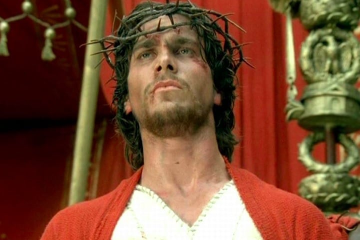 Definitivamente esse não foi um dos papéis mais marcantes na carreira do ator, que depois viria a se tornar um dos grandes nomes de Hollywood, participando de filmes como Psicopata Americano (2000), O Grande Truque (2006) e Batman: O Cavaleiro das Trevas (2008).