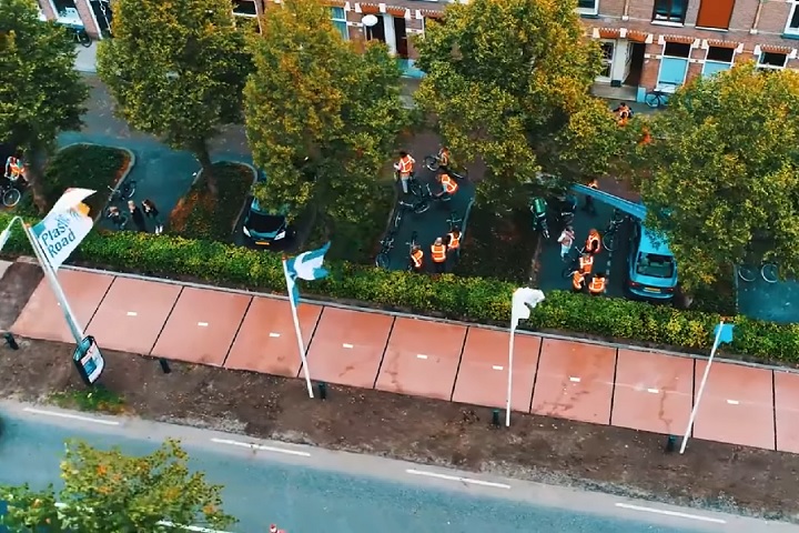 Lançada em 2018 em uma ciclovia piloto, a solução reduz emissões de CO₂ em até 70% e aproveita cerca de 1.000 kg de plástico por cada trecho de 30 metros.