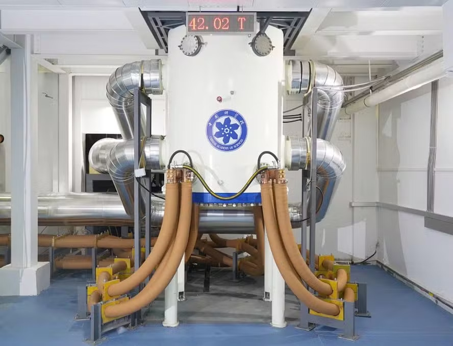 O ímã foi desenvolvido no Centro de Altos Campos Magnéticos (CHMFL), no Instituto Hefei de Ciência Física da Academia Chinesa. Para criar o imã recordista, os cientistas chineses consumiram 32,3 megawatts de eletricidade. 
