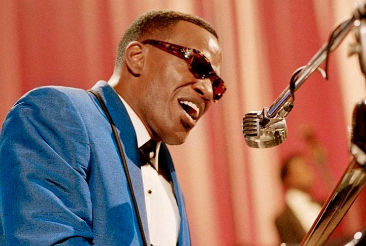 Além de emagrecer 13 quilos, ele manteve seus olhos cobertos com pálpebras postiças no set de filmagem a fim de viver com intensidade Ray Charles, o lendário pianista e cantor cego. 

