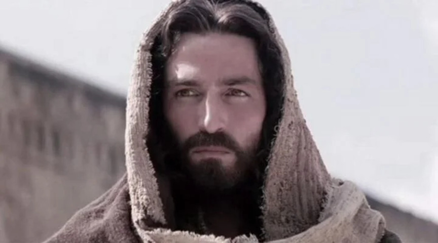 Jim Caviezel voltará a interpretar Jesus Cristo em novo filme dirigido por Mel Gibson. O ator americano ganhou bastante destaque com sua interpretação vigorosa no drama A Paixão de Cristo, em 2004. 