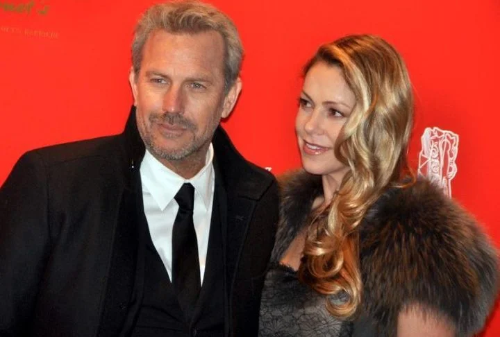 Ela e Costner anunciaram o divórcio em maio de 2023 após 18 anos de casamento e três filhos juntos.