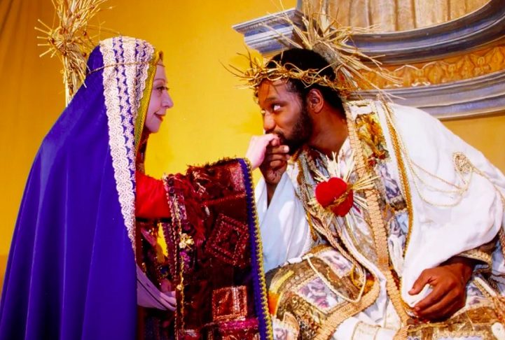 Maurício Gonçalves, em O Auto da Compadecida (2000): O filme, dirigido por Guel Arraes, é uma adaptação da peça homônima de Ariano Suassuna e narra a história de Chicó, o Diabo e Jesus Cristo, que se reúnem em um tribunal para julgar o destino de um homem morto.