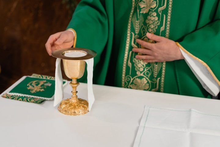 O vinho tem um papel central na liturgia cristã, simbolizando o sangue de Cristo durante a consagração na Santa Missa.