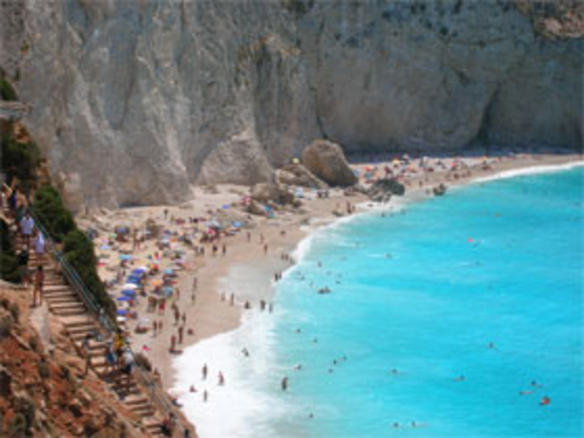 Enseada de Porto Katsiki (Grécia) – Localizada na ilha de Lefkada, é uma das praias mais famosas da Grécia, cercada por falésias brancas impressionantes. Sua descoberta como destino turístico ocorreu nas últimas décadas. Suas águas cristalinas e acesso por escadas tornam a visita uma experiência inesquecível.