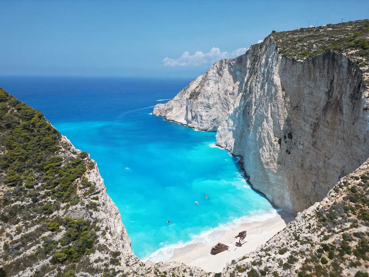 Enseada de Navagio (Grécia) – Também chamada de Praia do Naufrágio, fica na ilha de Zakynthos e só pode ser acessada por barco. Descoberta na década de 1980 após um naufrágio, tornou-se uma das paisagens mais fotografadas da Grécia. Suas águas azul-turquesa e falésias brancas criam um cenário paradisíaco.