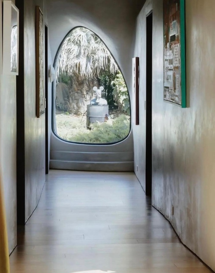 A decoração da mansão de Robert Downey Jr tem móveis de design contemporâneo em harmonia com obras de arte que criam uma atmosfera ao mesmo tempo sofisticada e aprazível.