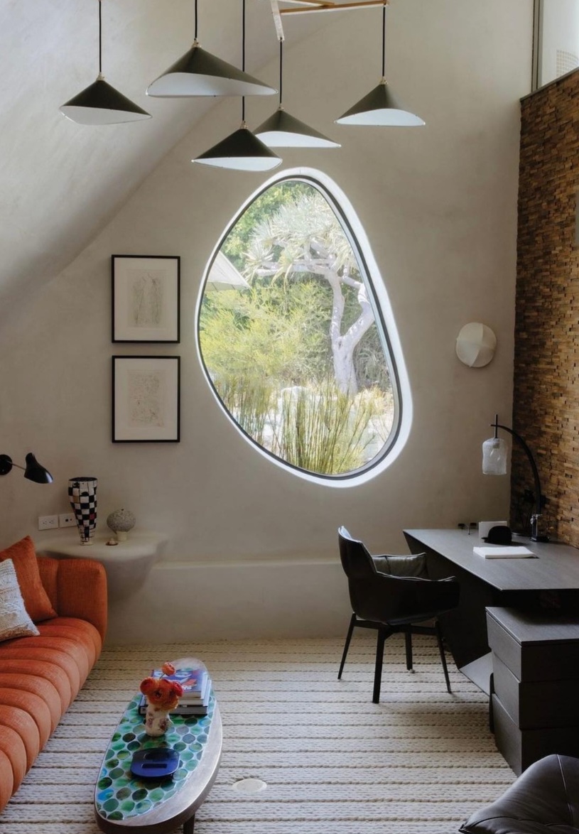 Os tons suaves complementam a sensação de fluidez dos cômodos da residência que possuem detalhes ovais e curvilíneos que casam bem com a estrutura como um todo.