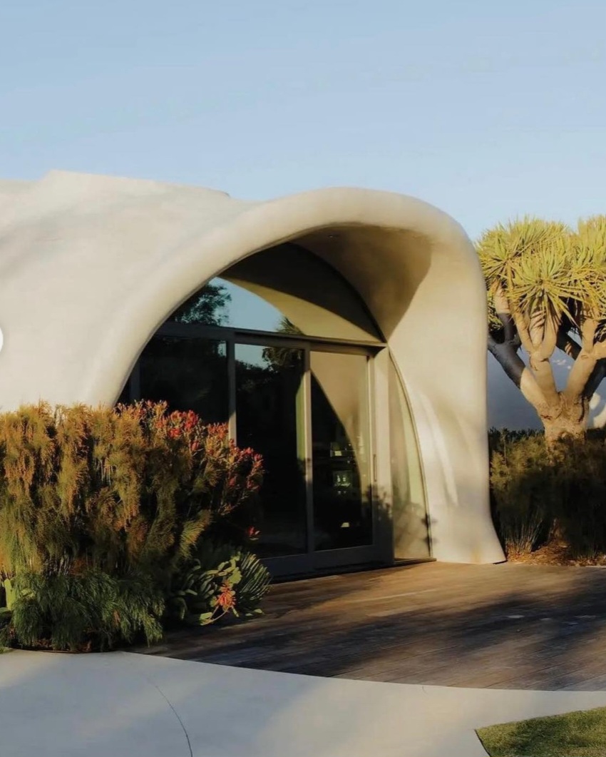 A aplicação dessa técnica exige a preparação do terreno e a colocação de um balão de ar de grande escala no local planejado para a construção. Depois de ser inflado, o balão recebe camadas de concreto por cima.